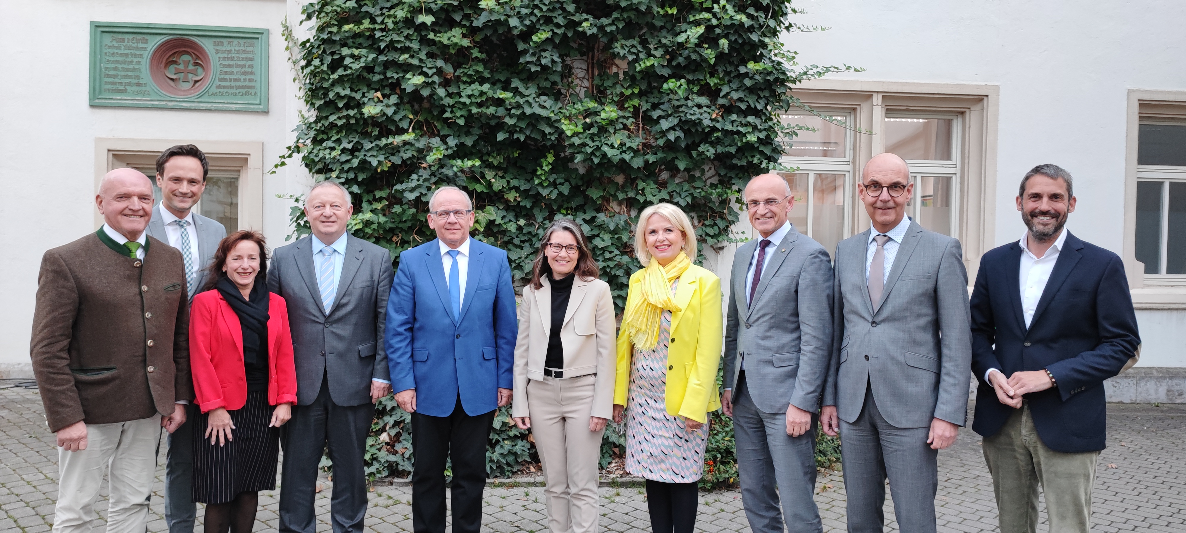 Bildunterschrift von links nach rechts: Landrat Thomas Habermann, Rhön-Grabfeld, 1. Vizepräsident beim Bayerischen Landkreistag, Landrat Florian Töpper, Schweinfurt, Andrea Degl, Geschäftsführendes Präsidialmitglied beim Bayerischen Landkreistag, Landrat Thomas Bold, Bad Kissingen, Dr. Eugen Ehmann, Regierungspräsident von Unterfranken, Landrätin Sabine Sitter, Main-Spessart, Landrätin Tamara Bischof, Kitzingen, 2. Vizepräsidentin beim Bayerischen Landkreistag, Landrat Wilhelm Schneider, Haßberge, Vorsitzender des Bezirksverbands Unterfranken, Jochen Lange, Regierungsvizepräsident von Unterfranken, Landrat Dr. Alexander Legler, Aschaffenburg