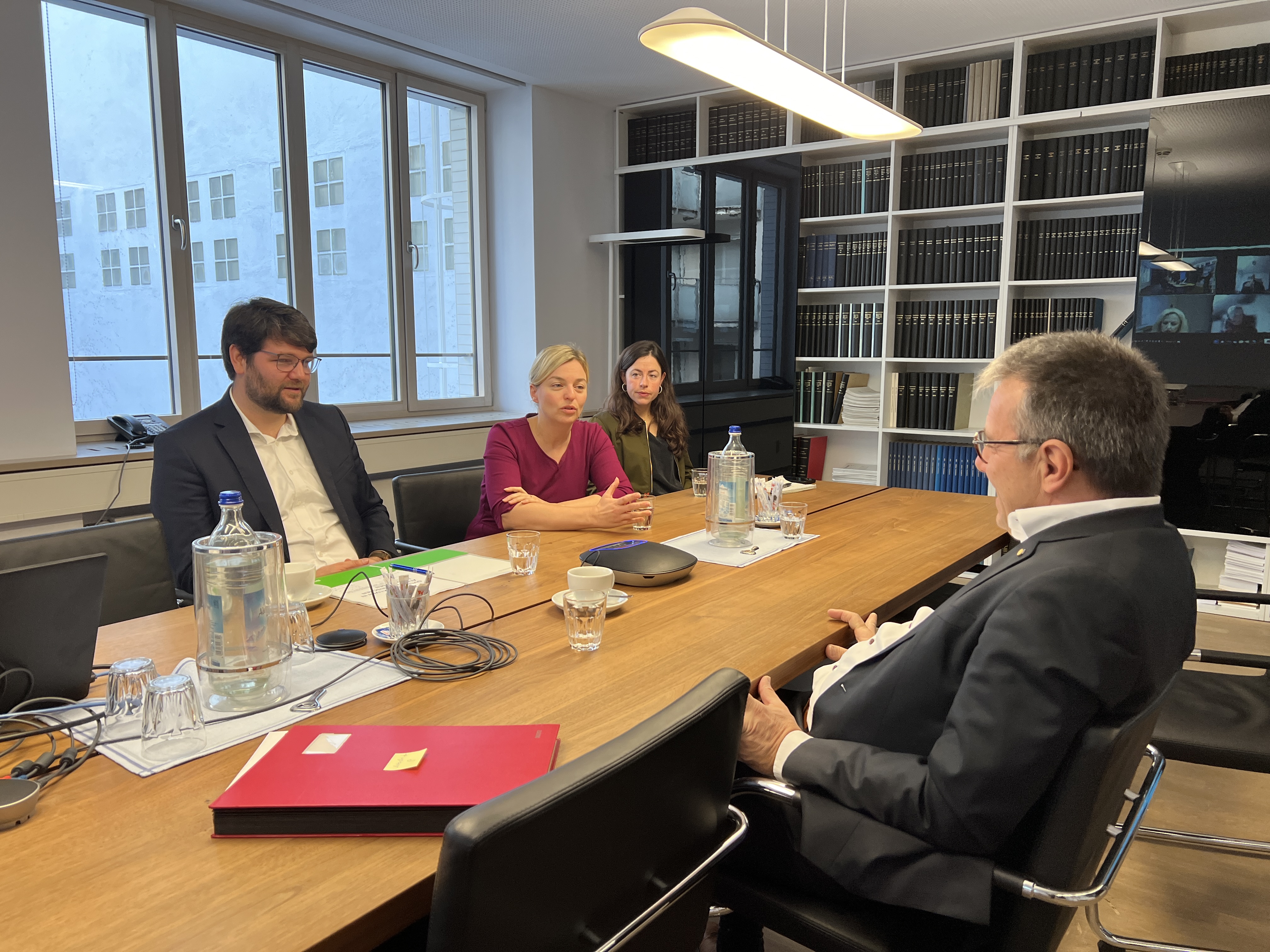 V.l.n.r.: Die MdLs Fraktion BÜNDNIS 90/DIE GRÜNEN im Bayerischen Landtag Johannes Becher (1. Stellvertreter) und Katharina Schulze (Vorsitzende), Vorstandsreferentin Anna-Lisa Werner im Austausch mit dem Präsidenten des Bayerischen Landkreistags, Landrat Thomas Karmasin, Fürstenfeldbruck