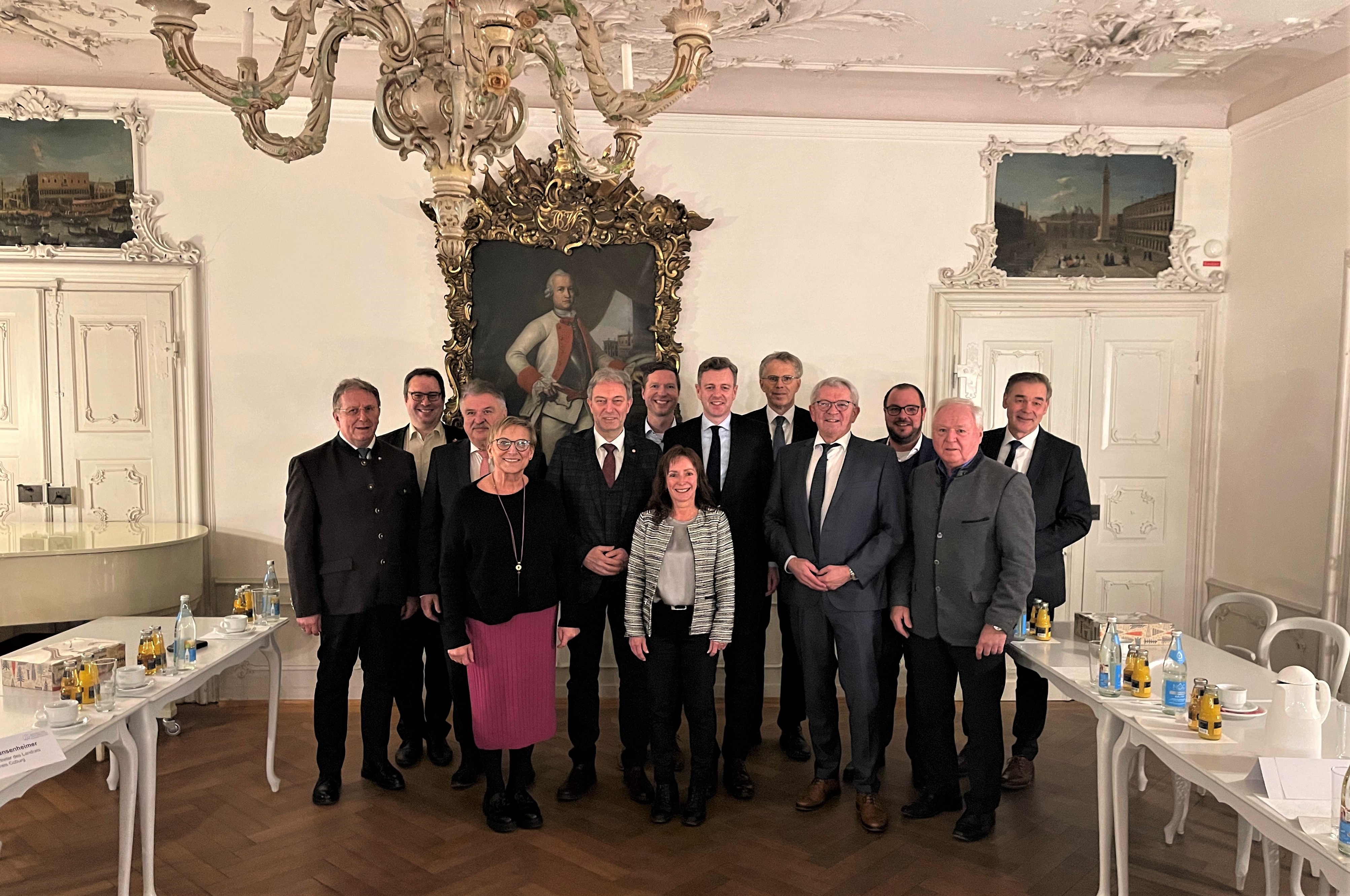 Im Gruppenbild zu sehen (von links nach rechts): Bezirkstagspräsident Henry Schramm, Regierungspräsident Florian Luderschmid, Landrat Klaus Peter Söllner (Kulmbach), Stellvertretende Landrätin Rosi Kraus (Forchheim), Landrat Klaus Löffler (Kronach), Landrat Florian Wiedemann (Bayreuth), Geschäftsführendes Präsidialmitglied des Bayerischen Landkreistags Andrea Degl, Landrat und Bezirksverbandsvorsitzender Dr. Oliver Bär (Hof), Amtschef des Bayerischen Staatsministeriums für Gesundheit, Pflege und Prävention Dr. Winfried Brechmann, Landrat Johann Kalb (Bamberg), Landrat Sebastian Straubel (Coburg), Stellvertretender Landrat Helmut Fischer (Lichtenfels), Landrat Peter Berek (Wunsiedel i. Fichtelgebirge).