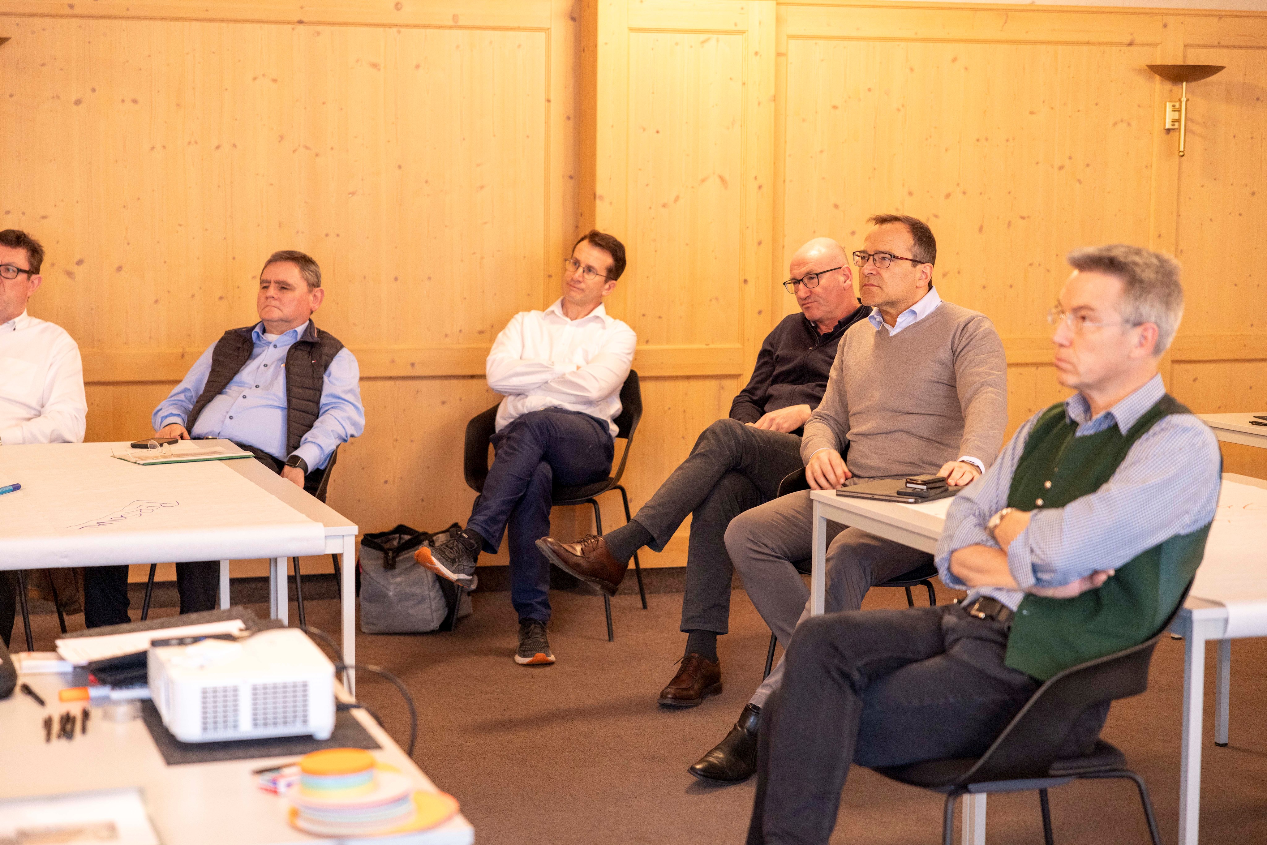 Engagierte Gruppendiskussion der Teilnehmer