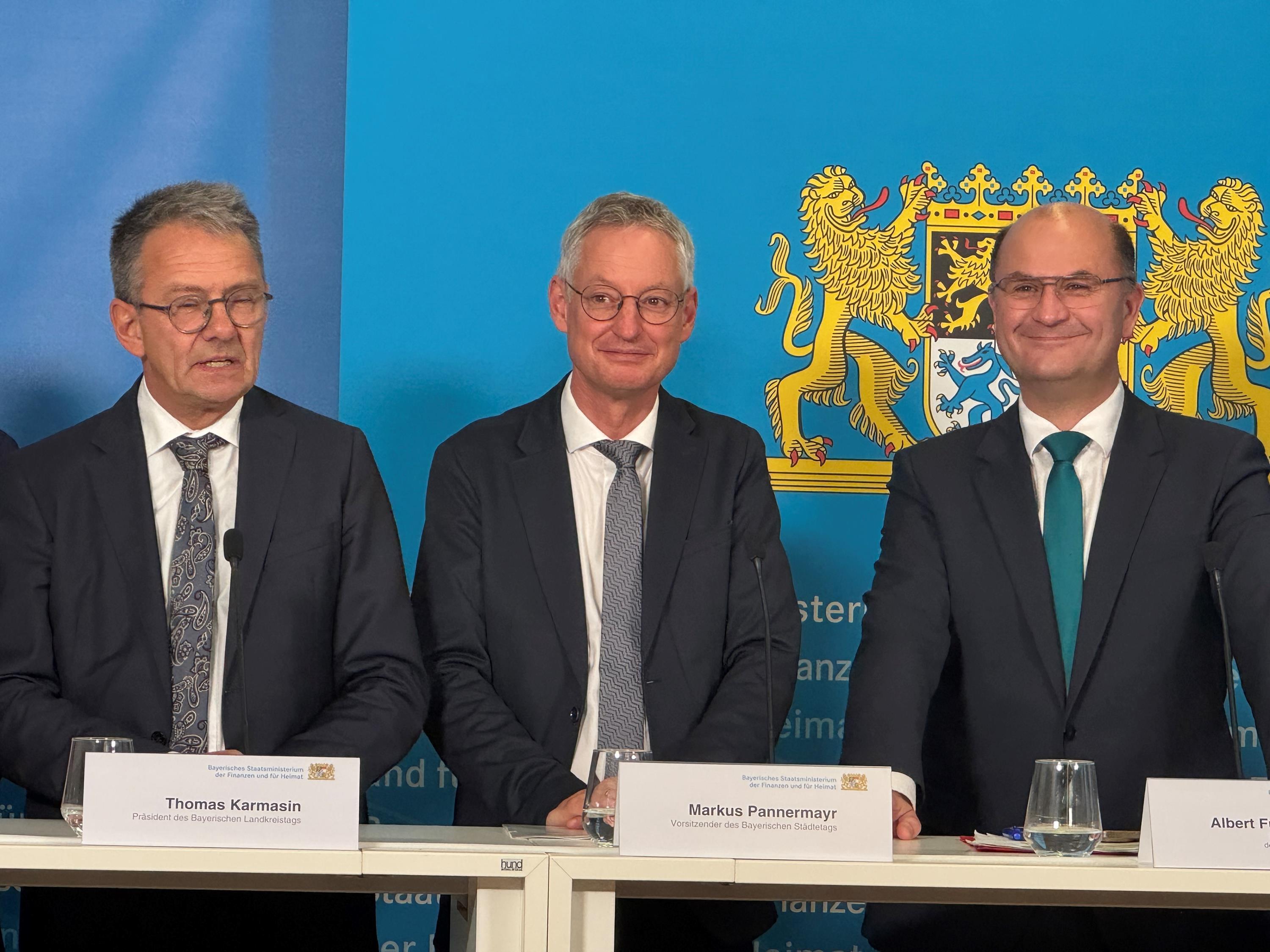 Kommunaler Finanzausgleich 2026 - Karmasin, Pannermayr, Füracker v.l.n.r.: Thomas Karmasin, Präsident des Bayerischen Landkreistags, Markus Pannermayr, Vorsitzender des Bayerischen Städtetags, Finanzminister Albert Füracker (CSU)