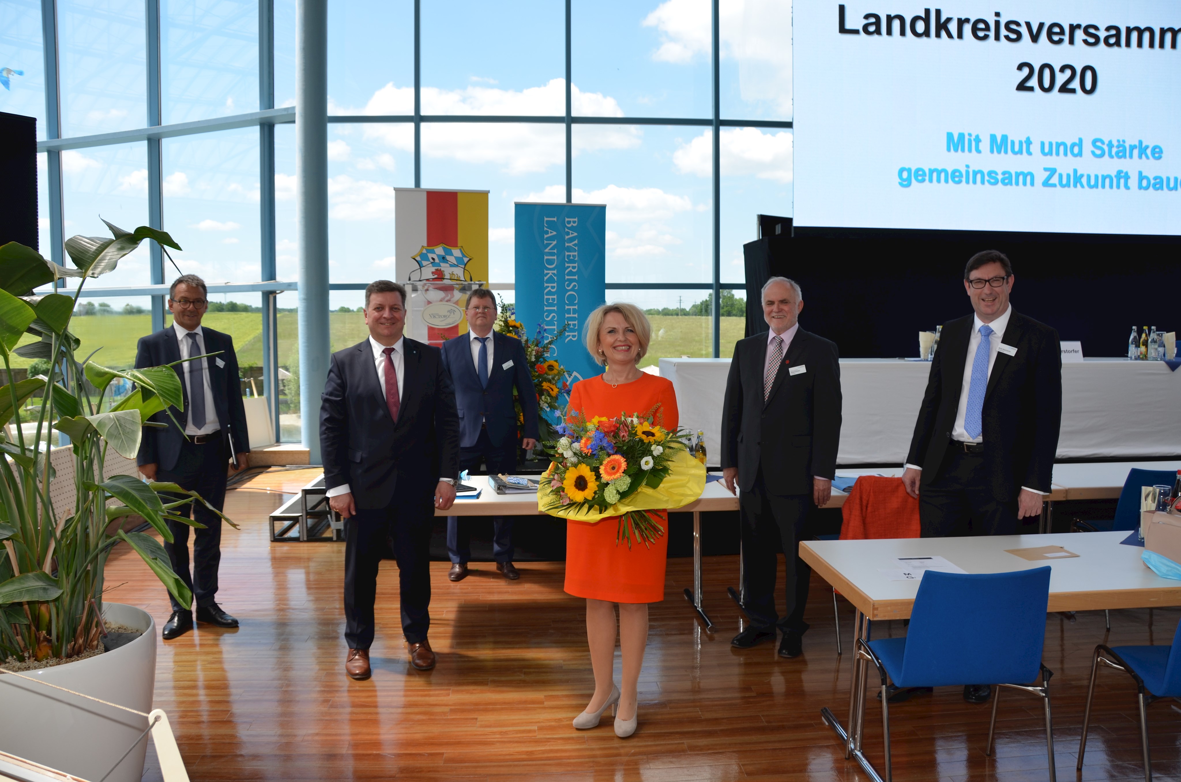 Gruppenbild (v.l.n.r) Landrat Thomas Karmasin, Landrat Christian Bernreiter, Geschäftsführer Dr. Johann Keller, Landrätin Tamara Bischof, Landrat Herbert Eckstein und Landrat Martin Bayerstorfer