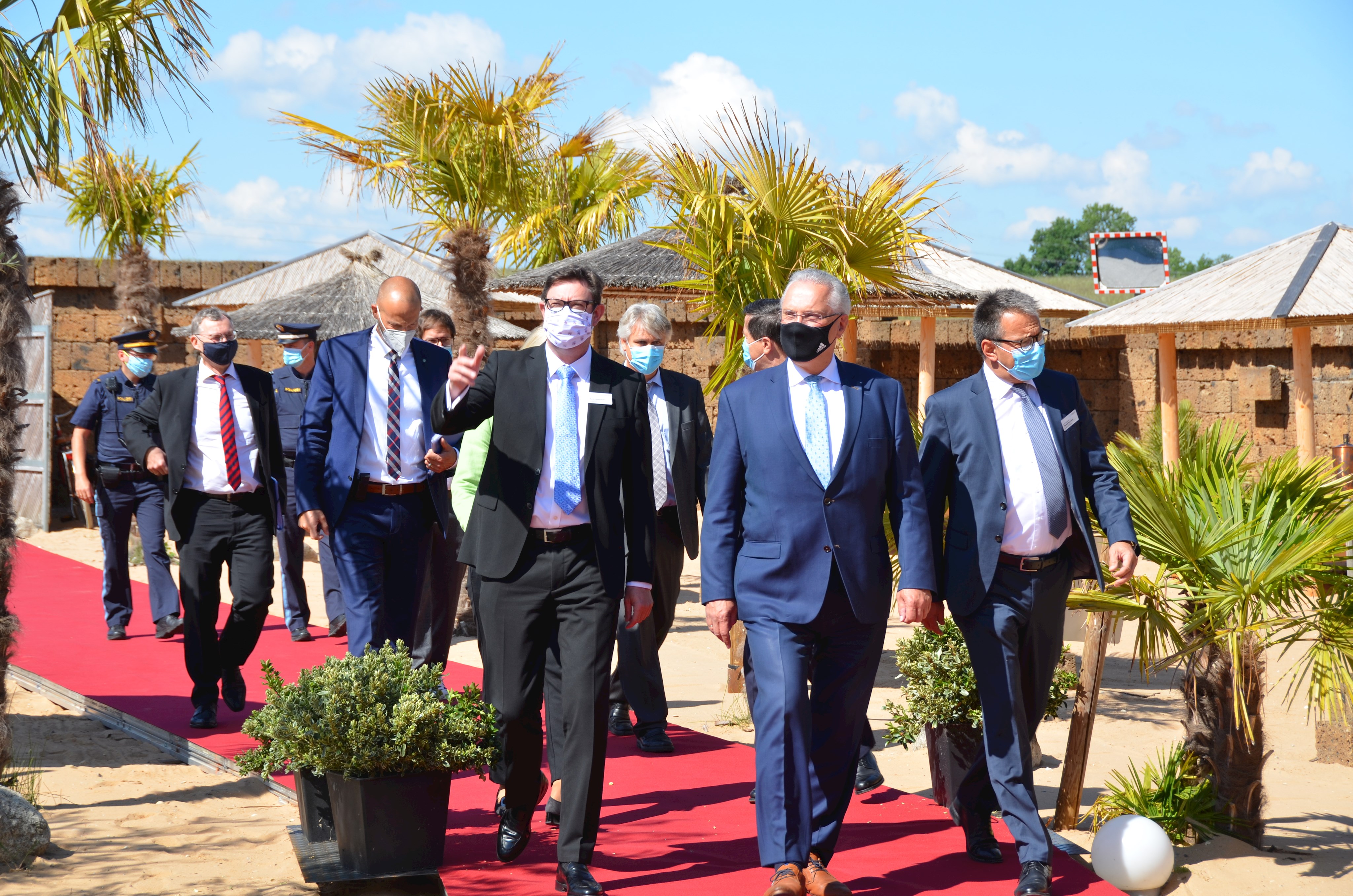 Der bayerische Innenminister Joachim Herrmann mit Landrat Martin Bayerstorfer (Erding)  und Landrat Thomas Karmasin (Fürstenfeldbruck) auf dem Weg zur Veranstaltung