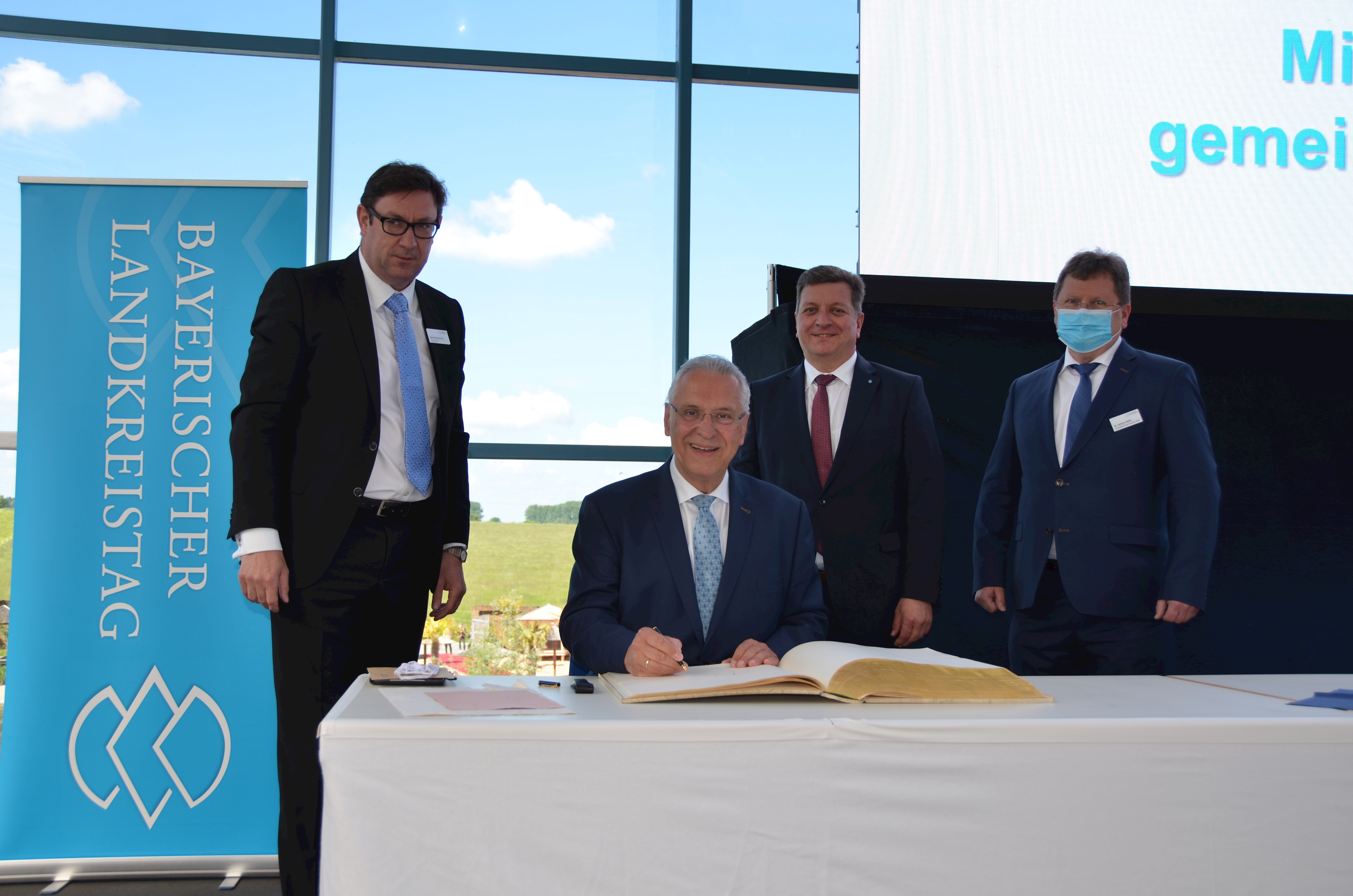 Landrat Martin Bayerstorfer (Erding) , Joachim Herrmann , Landrat Christian Bernreiter (Deggendorf) und Geschäftsführer Dr. Johann Keller (Bayerischer Landkreistag) (v.l.n.r) 
Der bayerische Innenminister Joachim Herrmann tägt sich ins goldene Buch ein.