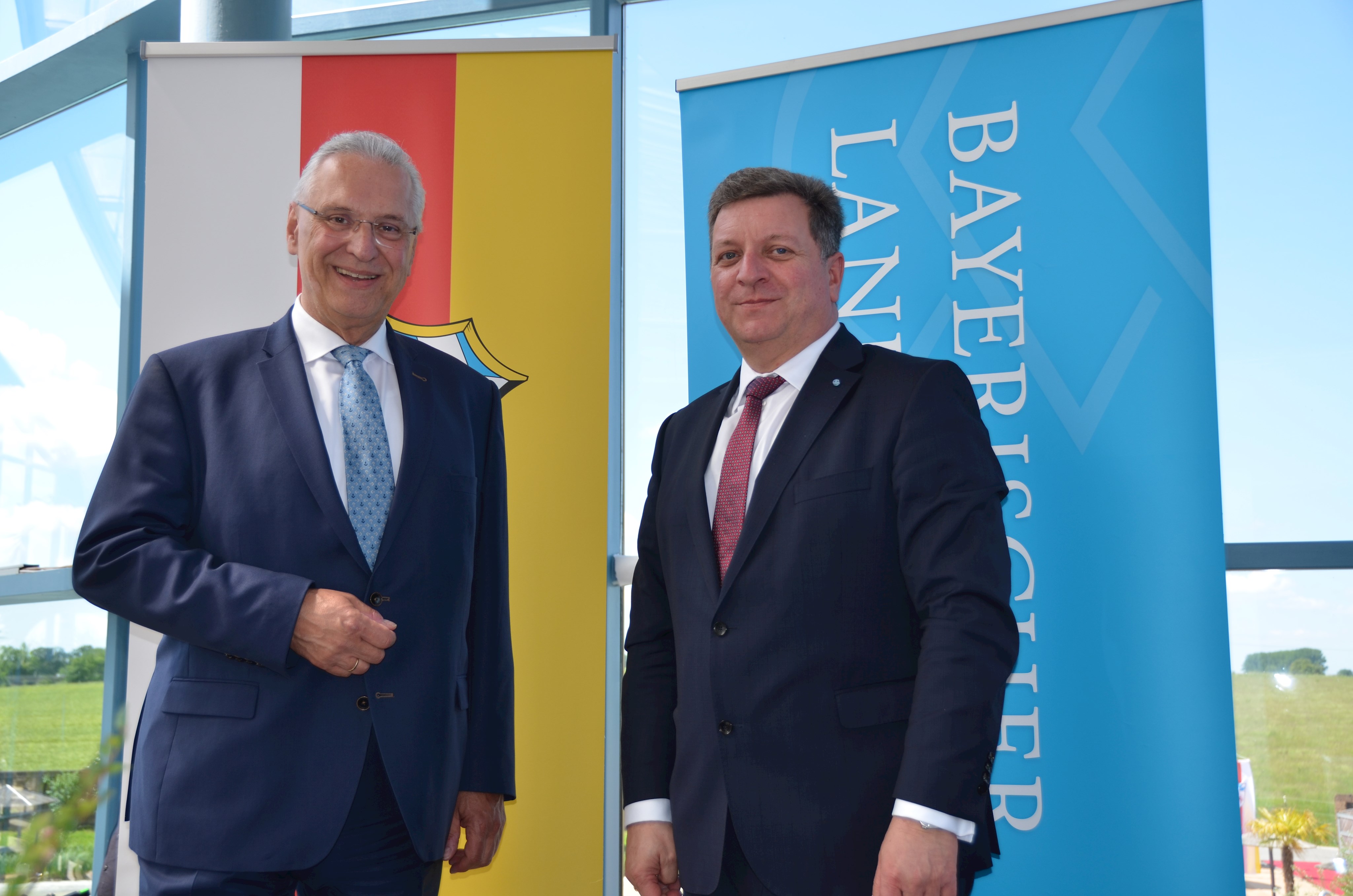 Joachim Herrmann (Innenministerium) und der Präsident des Bayerischen Landkreistags Landrat Christian Bernreiter (Deggendorf)