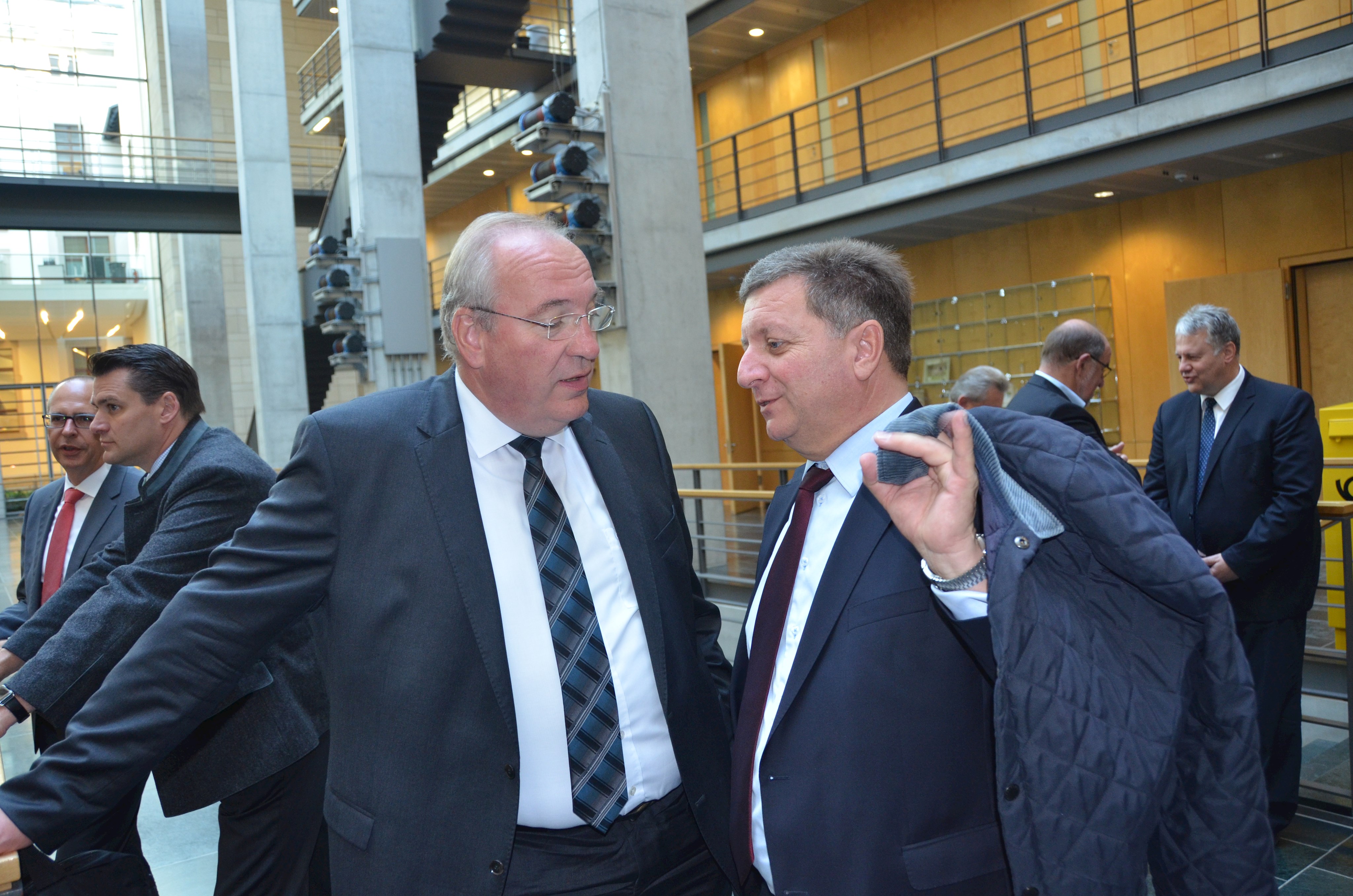 Landrat Franz Löffler (Cham), Bezirkstagspräsident Oberpfalz, und Landrat Christian Bernreiter, Präsident des Bayerischen Landkreistags, im Gespräch im Bundestag