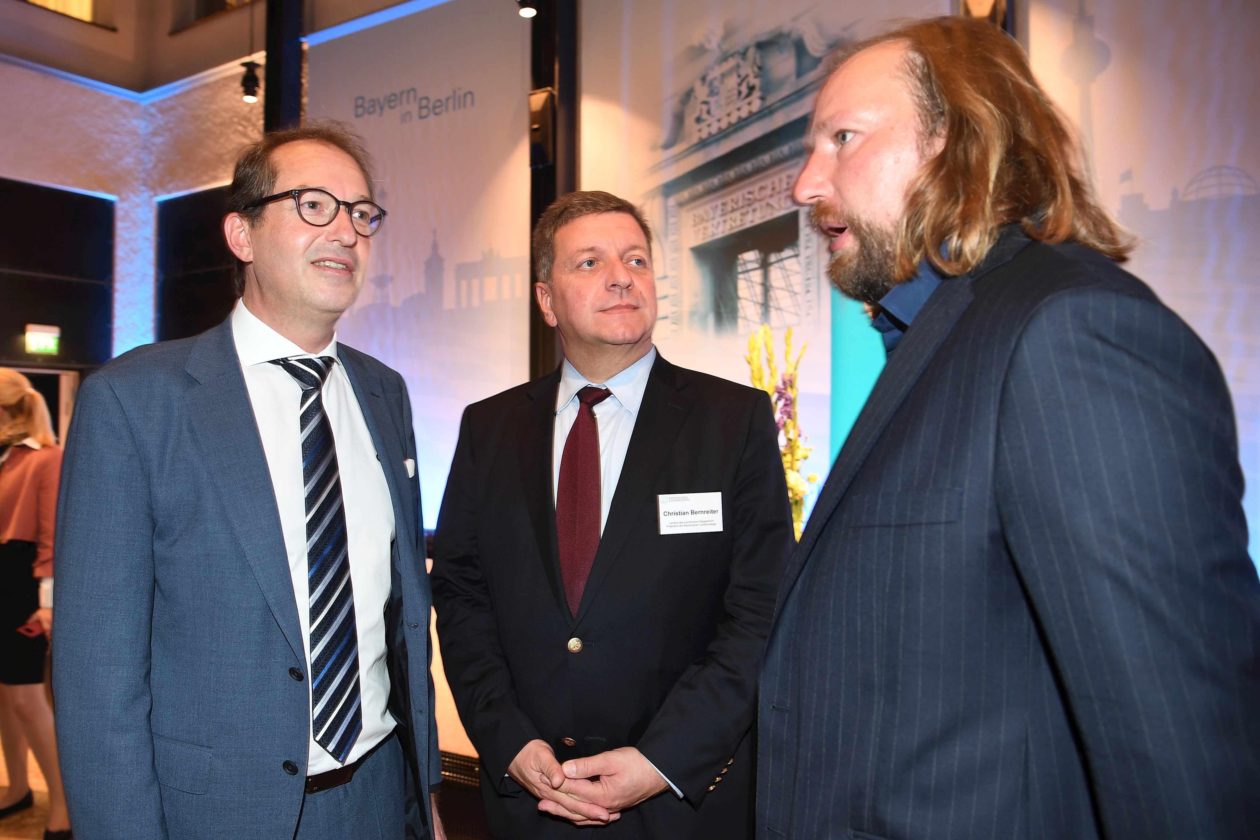 Alexander Dobrindt, MdB, Vorsitzender der CSU im Deutschen Bundestag, Dr. Anton Hofreiter, MdB, Fraktionsvorsitzender Bündnis 90/DIE GRÜNEN im Deutschen Bundestag, Landrat Christian Bernreiter, Präsident des Bayerischen Landkreistags beim Parlamentarischen Abend in der Vertretung des Freistaates Bayern beim Bund