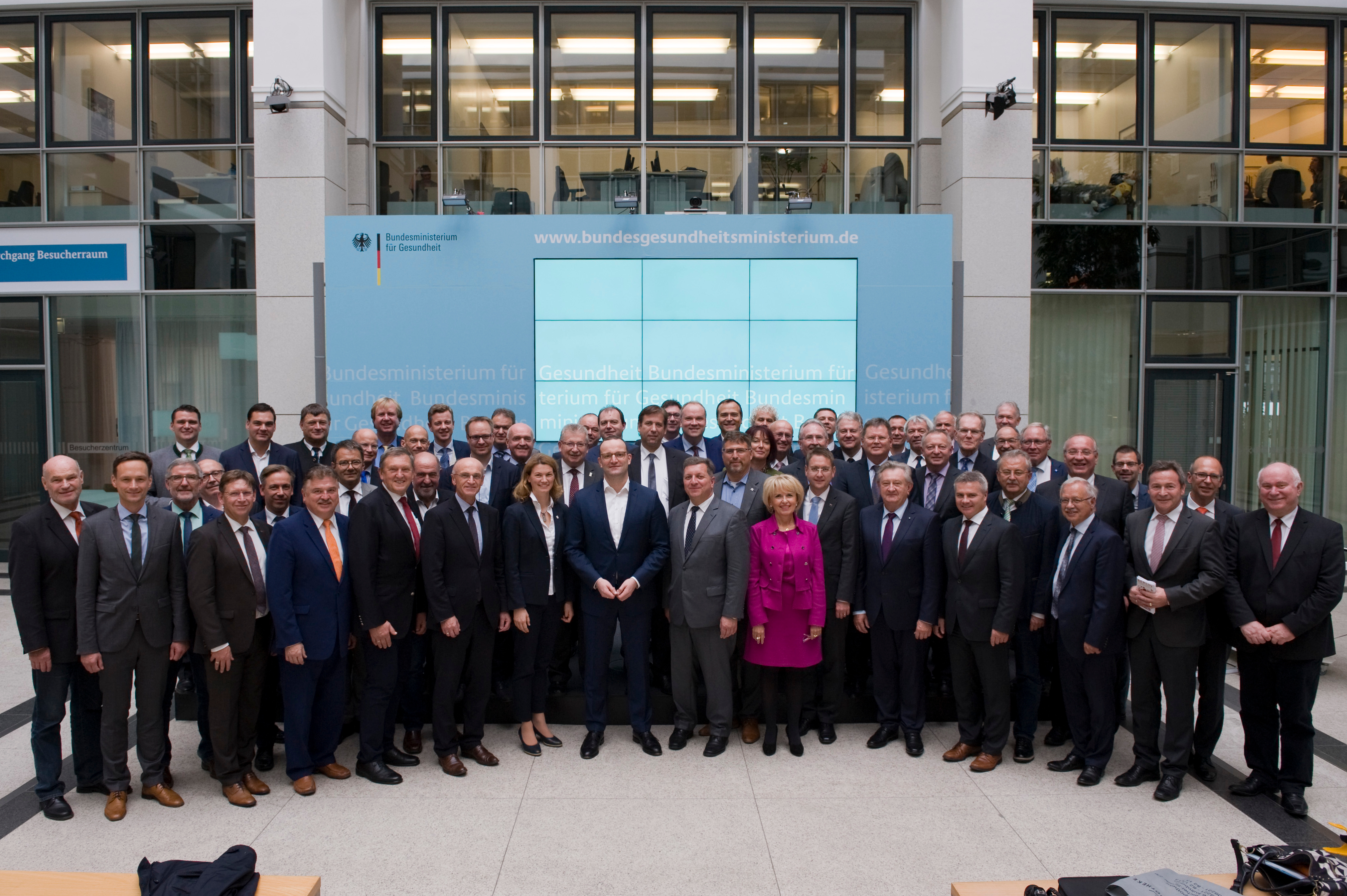 Die bayerischen Landrätinnen und Landräte mit Bundesgesundheitsminister Jens Spahn, MdB, am 9. Oktober 2018