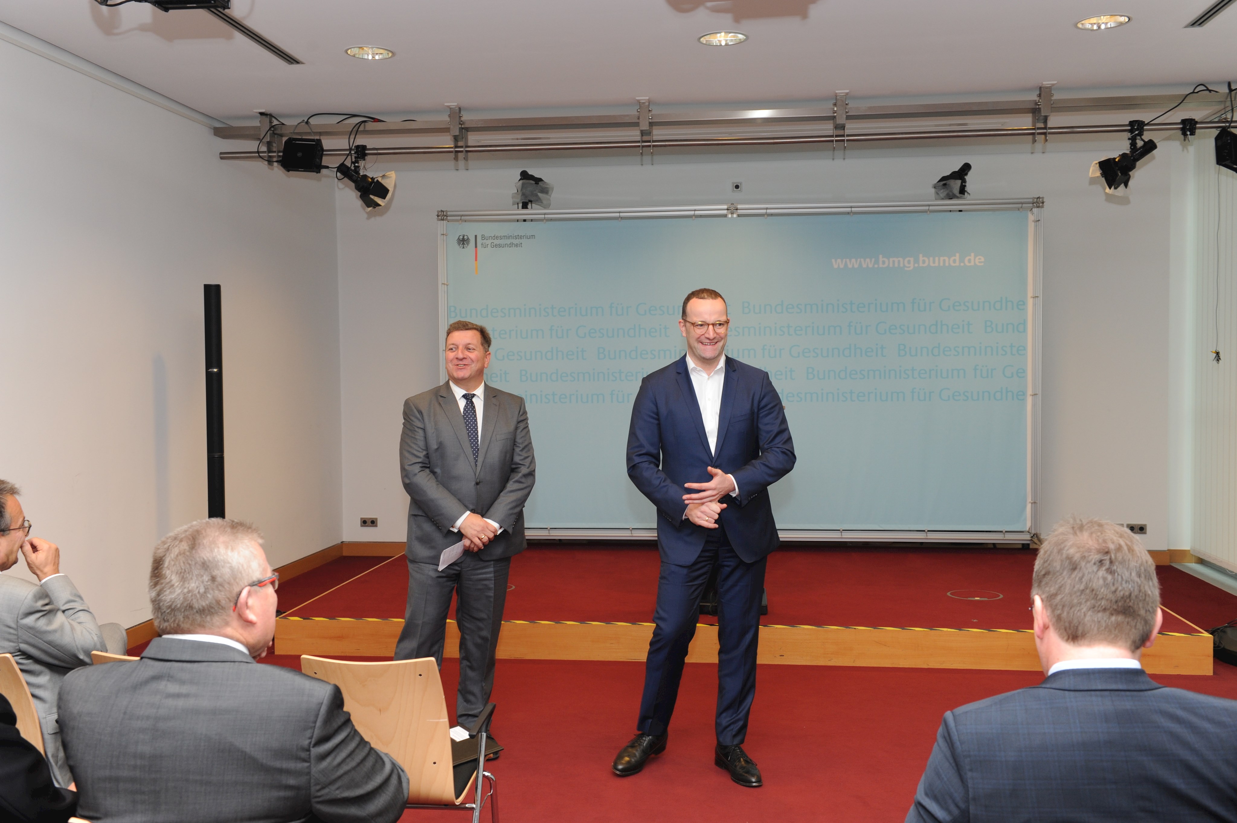 Landrat Christian Bernreiter, Präsident des Bayerischen Landkreistags, im Gespräch mit Bundesgesundheitsminister Jens Spahn, MdB