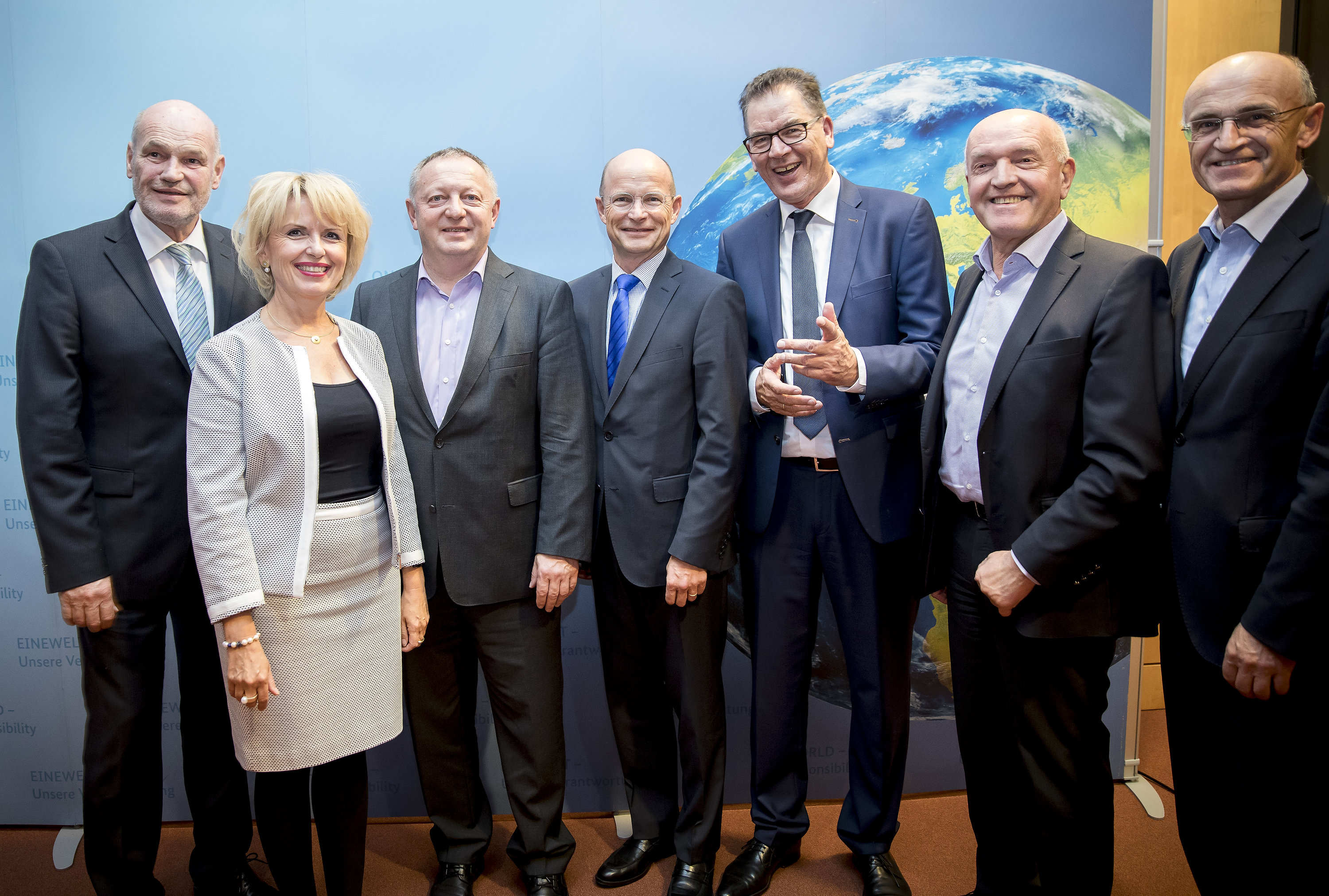 Bundesminister Dr. Gerd Müller mit Landrätin Tamara Bischof (Kitzingen) und den unterfränkischen Landräten