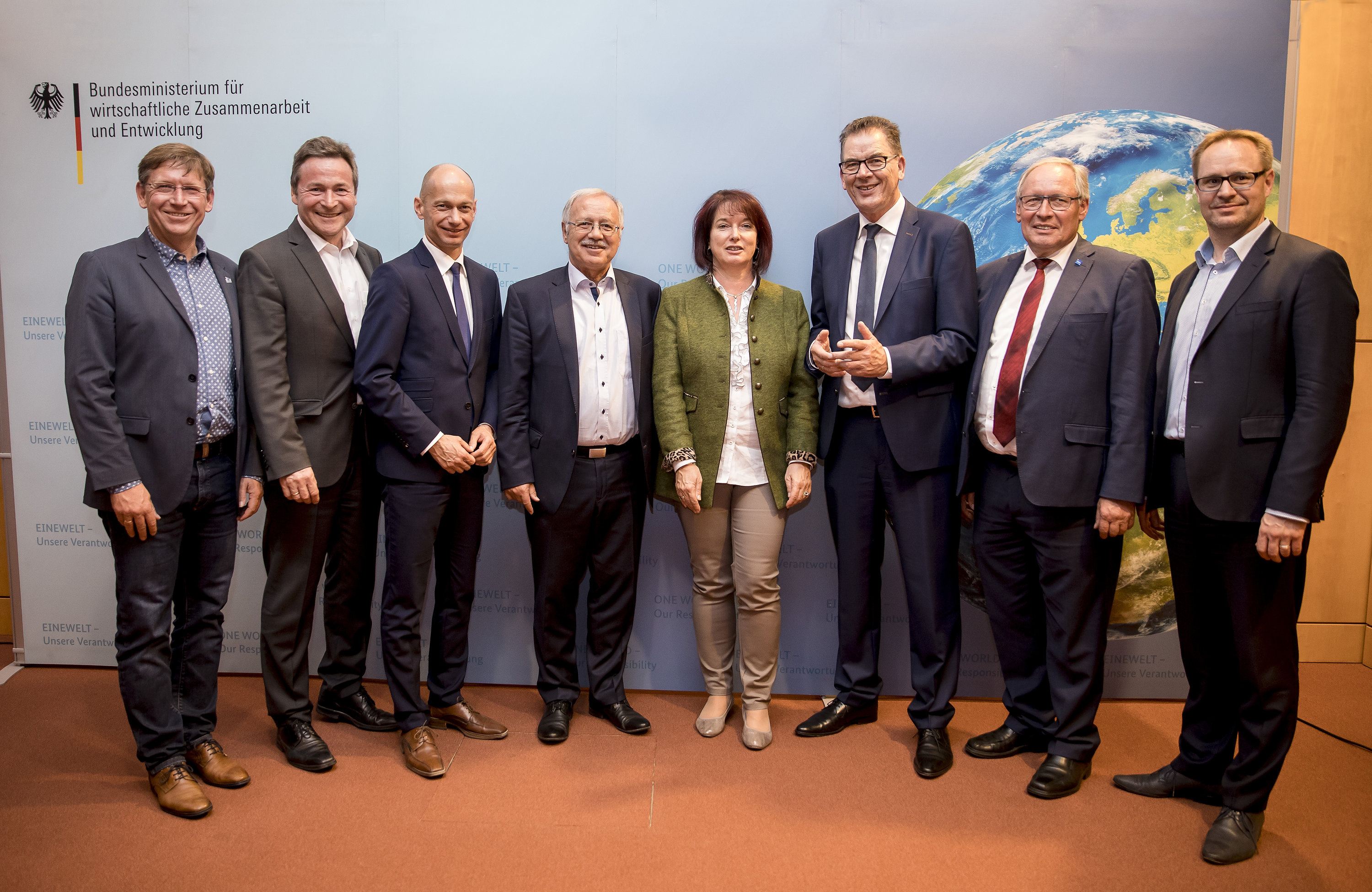 Bundesminister Dr. Gerd Müller mit Landrätin Maria Rita Zinnecker und den schwäbischen Landräten