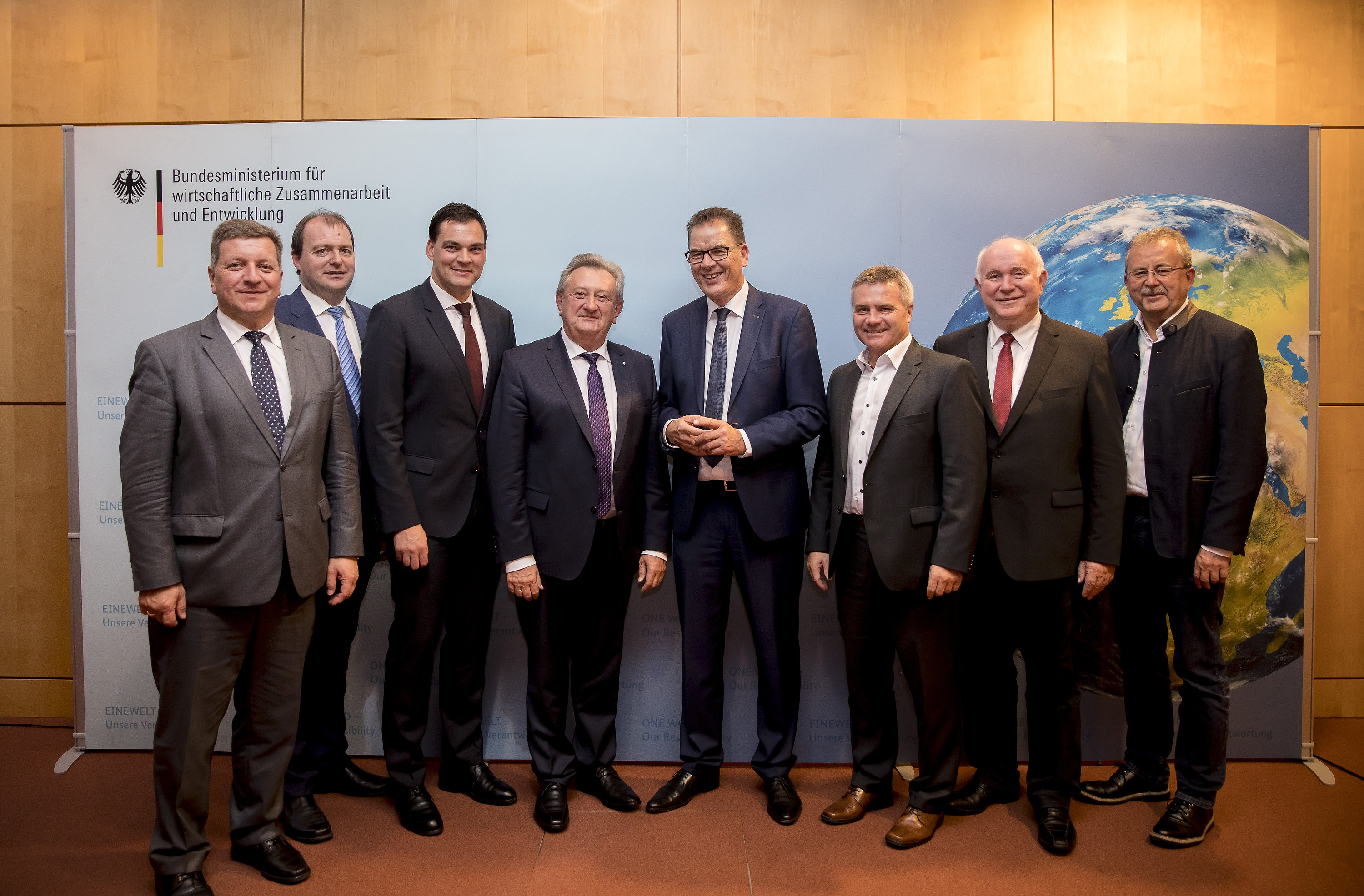 Bundesminister Dr. Gerd Müller mit den niederbayerischen Landräten