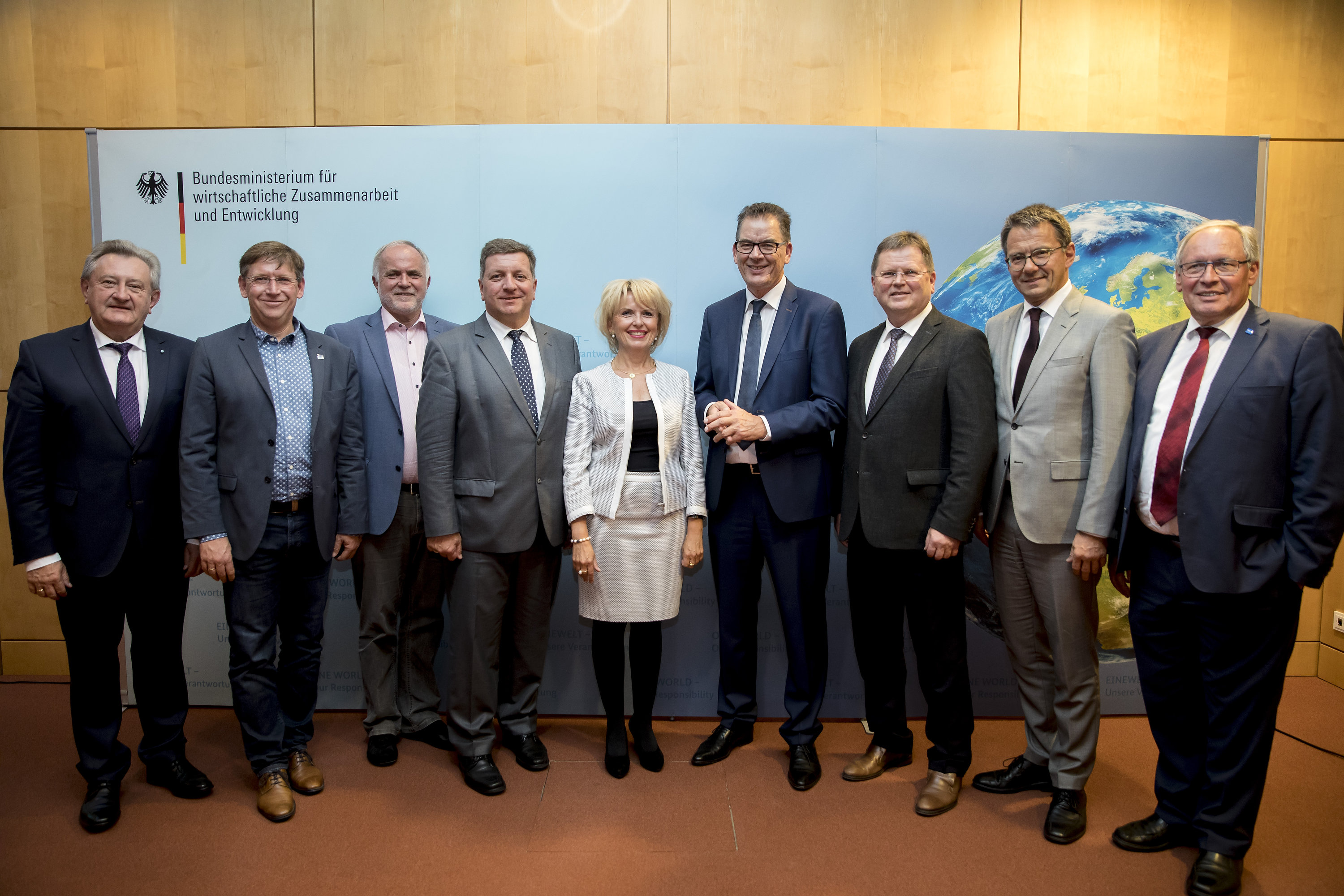 (V.l.n.r.): Landrat Franz Meyer (Passau), Landrat Stefan Rößle (Donau-Ries), Landrat Herbert Eckstein (Roth), 2. Vizepräsident des Bayerischen Landkreistags (BayLkT), Landrat Christian Bernreiter (Deggendorf), Präsident (BayLkT), Tamara Bischof (Kitzingen), 3. Vizepräsidentin (BayLkT), Bundesminister Dr. Gerd Müller, MdB, Dr. Johann Keller, Geschäftsführendes Präsidialmitglied (BayLkT), Landrat Thomas Karmasin (Fürstenfeldbruck), 1. Vizepräsident (BayLkT), Landrat Anton Klotz (Oberallgäu)