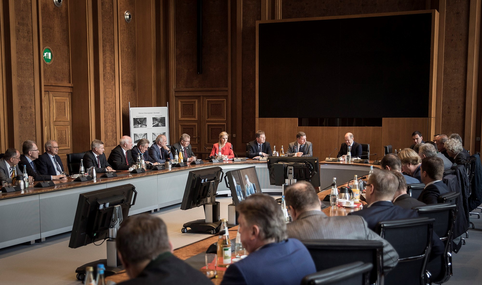 Die bayerischen Landrätinnen und Landräte im Gespräch mit Bundesfinanzminister Olaf Scholz am 9. Oktober 2018