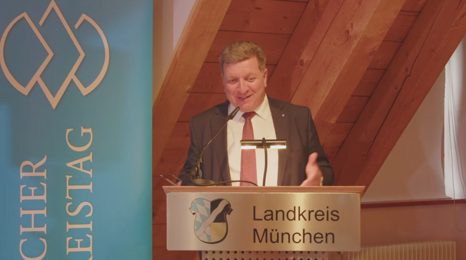 Eröffnung der Hybridveranstaltung durch den Präsident des Bayerischen Landkreistags Landrat Christian Bernreiter (Deggendorf)