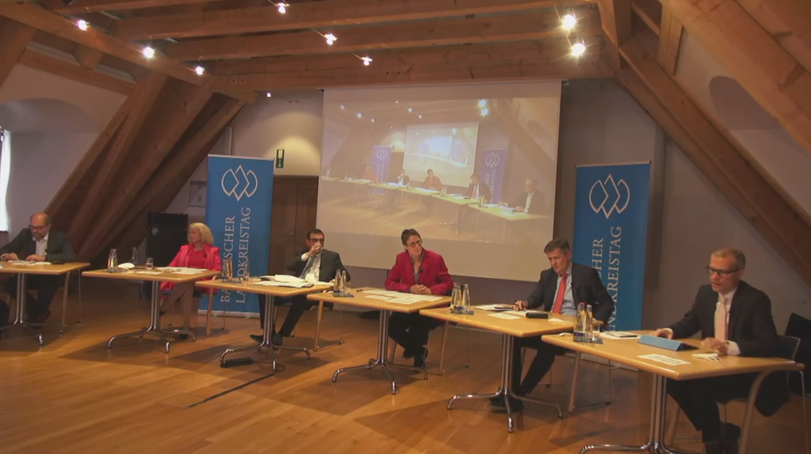 Podiumsdiskussion: Prof. Dr. Reinhard Busse, Landrätin Tamara Bischof, Klaus Holetschek, MdL, Moderatorin Jeanne Turczynski, Thomas Lemke, und Prof. Dr. Boris Augurzky (v.l.n.r.)