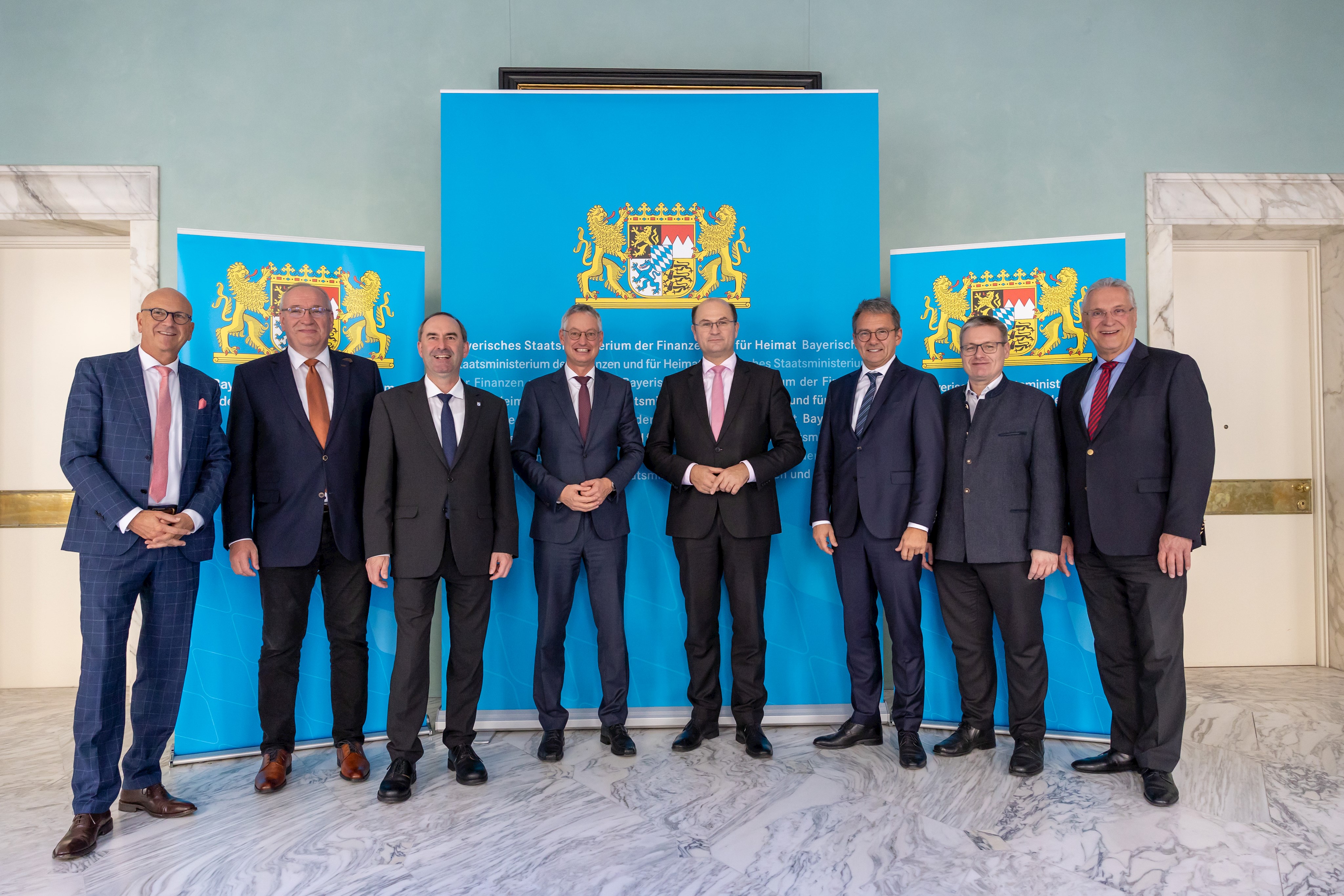 V.l.n.r.: Erster Bürgermeister Dr. Uwe Brandl, Präsident des Bayerischen Gemeindetags, Landrat Franz Löffler, Präsident des Bayerischen Bezirketags, Staatsminister Hubert Aiwanger, Oberbürgermeister Markus Pannermayr, Vorsitzender des Bayerischen Städtetags, Staatsminister Albert Füracker, Landrat Thomas Karmasin, Präsident des Bayerischen Landkreistags, MdL Josef Zellmeier, Staatsminister Joachim Herrmann