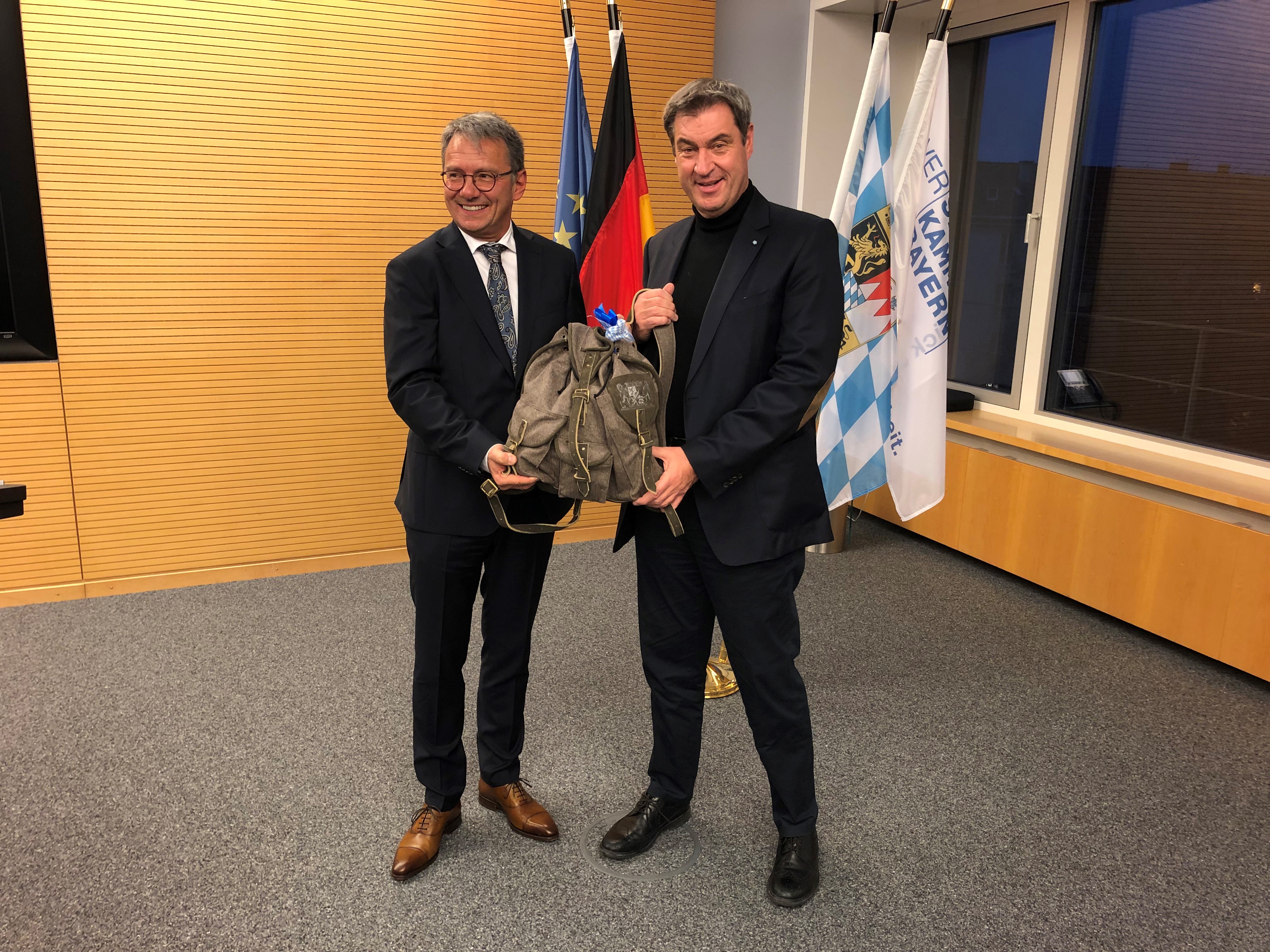 PM 28.11.2022 Landkreistagspräsident Karmasin wird 60 Ministerpräsident Dr. Söder gratuliert Präsident Karmasin.