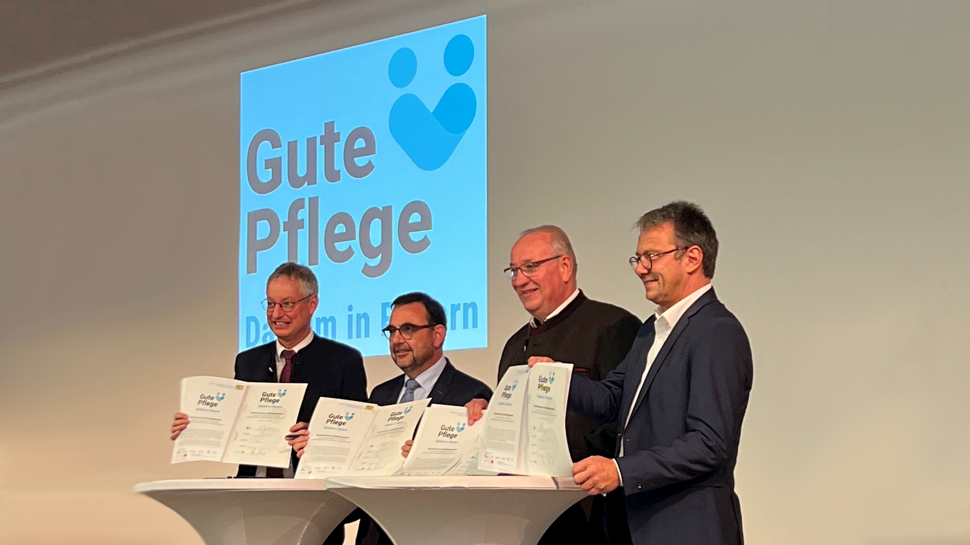 V.l.n.r.: Oberbürgermeister Markus Pannermayr, Staatsminister Albert Füracker, Landrat Franz Löffler, Präsident des Bayerischen Bezirketags, Vorsitzender des Bayerischen Städtetags, Landrat Thomas Karmasin, Präsident des Bayerischen Landkreistags.