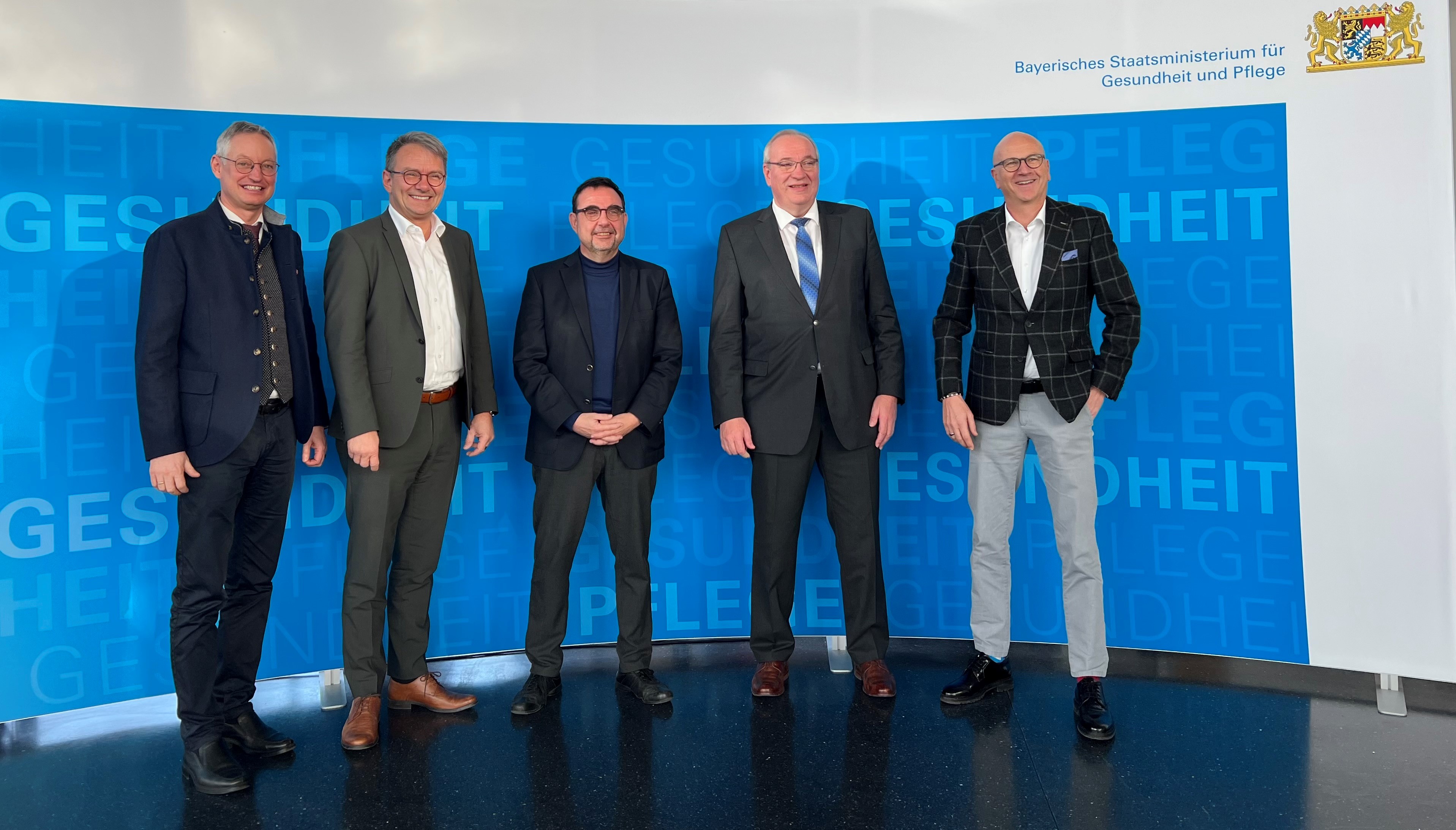 V.l.n.r.: Oberbürgermeister Markus Pannermayr, Vorsitzender des Bayerischen Städtetags, Landrat Thomas Karmasin, Präsident des Bayerischen Landkreistags, Staatsminister Albert Füracker, Landrat Franz Löffler, Präsident des Bayerischen Bezirketags, Erster Bürgermeister Dr. Uwe Brandl, Präsident des Bayerischen Gemeindetags.