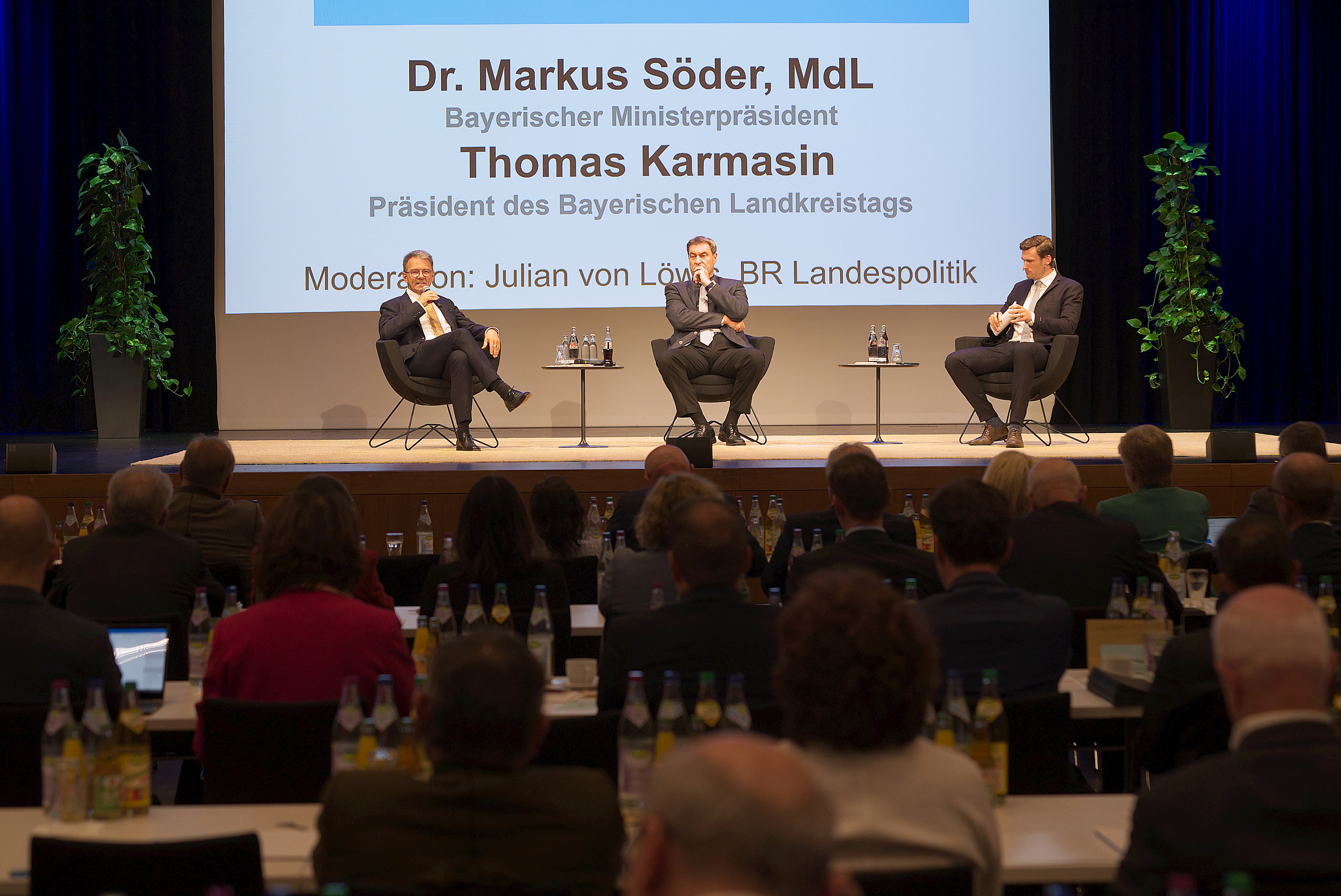 Julian von Löwis, BR, moderierte den Austausch des Präsidenten des Bayerischen Landkreistags, Landrat Thomas Karmasin, mit dem Bayerischen Ministerpräsidenten