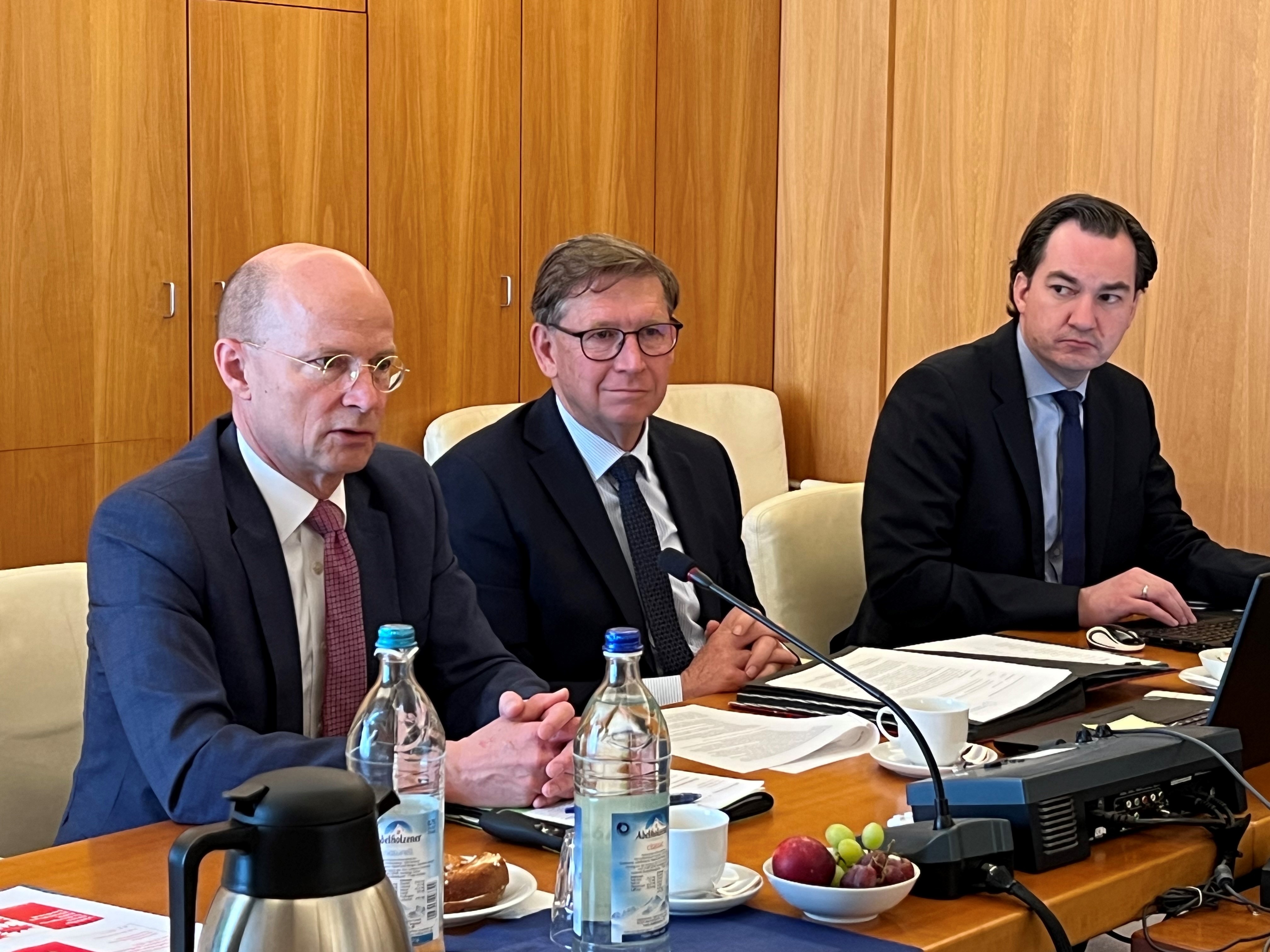 Auf dem Bildausschnitt zu sehen von links nach rechts: Prof. Dr. Ulrich Reuter, Präsident des Sparkassenverbands Bayern, Landrat Stefan Rößle, Donau-Ries, Vorsitzender des Ausschusses für Finanzen und Sparkassen beim Bayerischen Landkreistag, Klaus Geiger, Finanzreferent beim Bayerischen Landkreistag