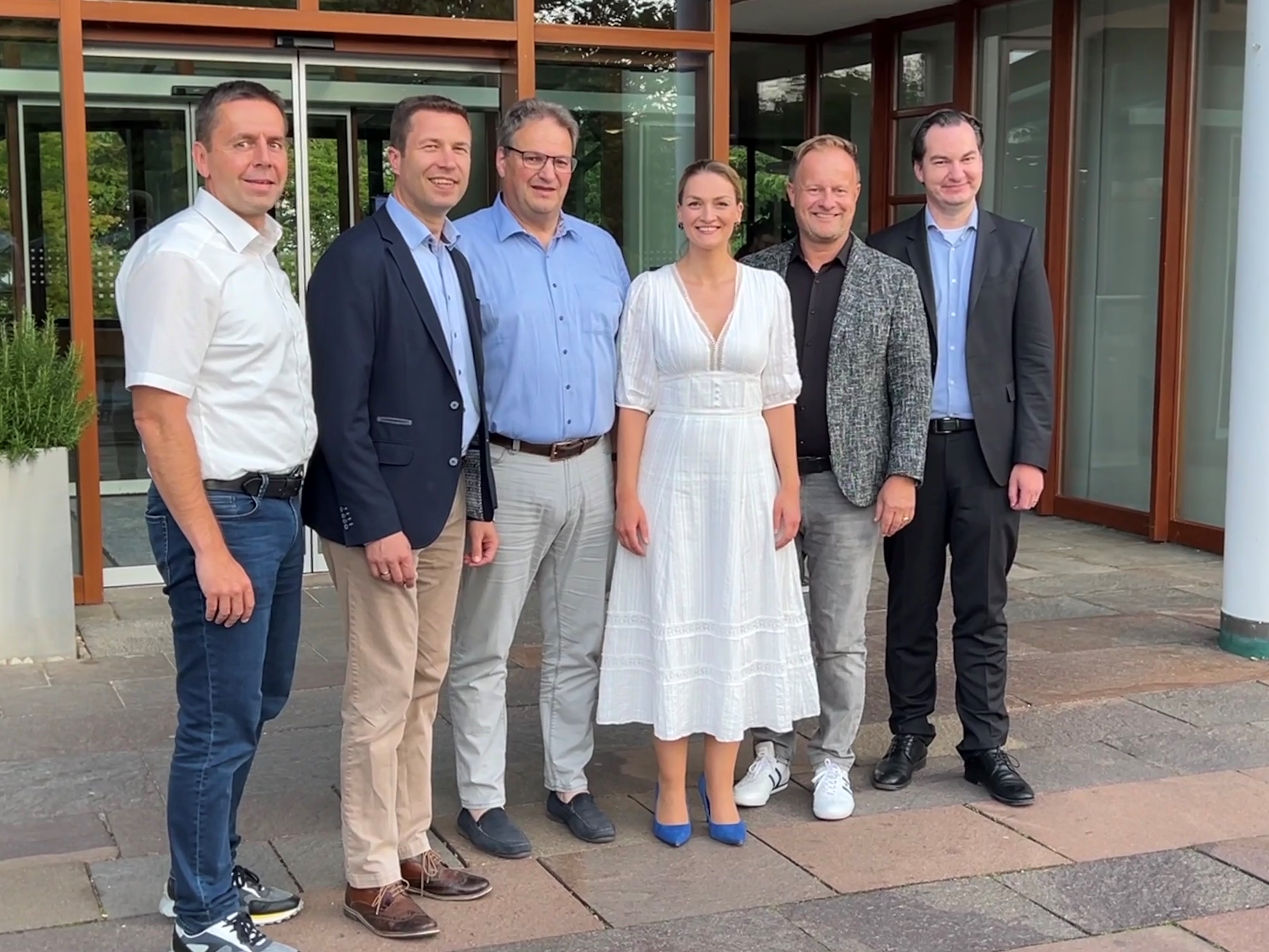 Landrat Ben Schwarz (Landkreis Roth), Landrat Matthias Dießl (Landkreis Fürth),
Landrat Josef Niedermaier (Landkreis Bad Tölz-Wolfratshausen und Leiter des Innovationsrings des Bayerischen Landkreistags), Bayerische Digitalministerin Judith Gerlach, MdL, Landrat Robert Niedergesäß (Landkreis Ebersberg) und Klaus Geiger, Referent beim Bayerischen Landkreistag im Austausch bei den Bayerischen Innovationstagen 2023 in Landshut.